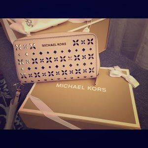 MICHAEL KORS JET SET TRAVEL PERFORATED  WALLET